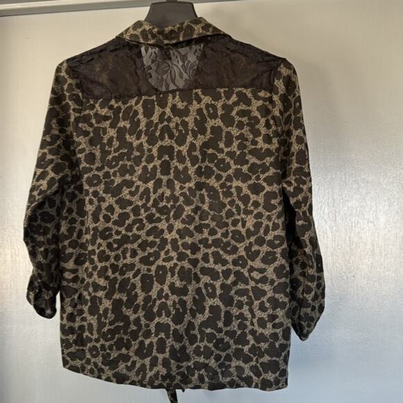 Zena Women's Button Front Black Leopard Cropped Top 3/4 Roll Tab Sleeves sz S - Picture 2 of 5